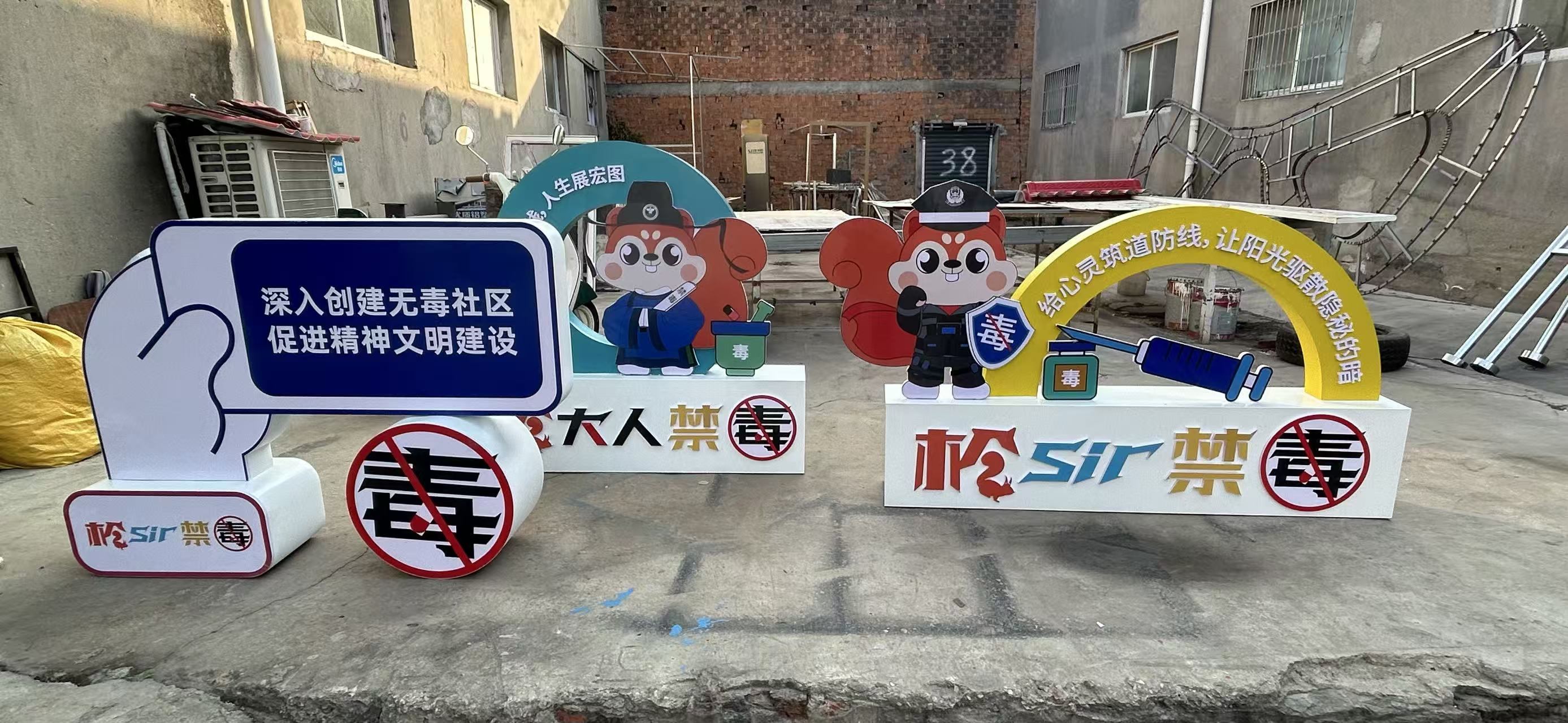 工厂车间：市政标识牌制作细节